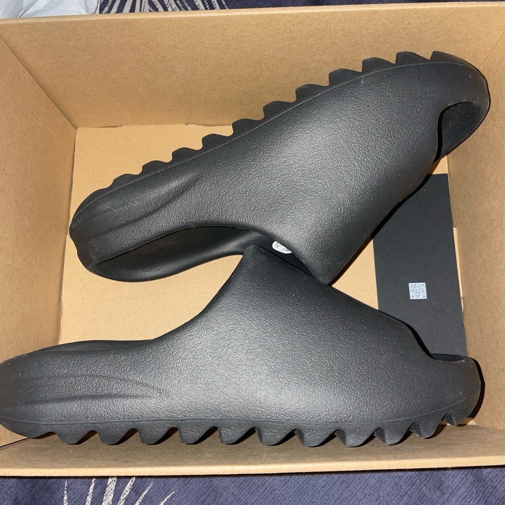 Size 8 women /6.5 men NEW YEEZY slides
